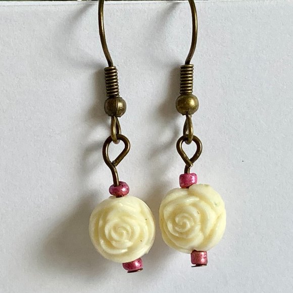 Vintage White Cream Rose Bud Flower Earrings Gold Brass Tone Dainty Carved Beads - Picture 9 of 12